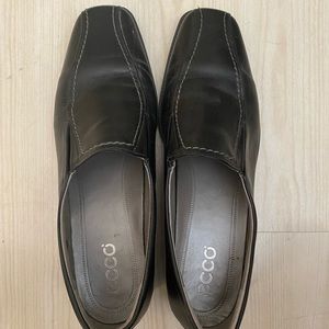 Women’s black Ecco slide on shoes. Size EU 39.